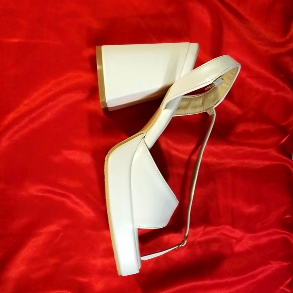 JINGPIN PLATFORM SANDAL SIZE 9 WHITE easy hook off and on buckle hook